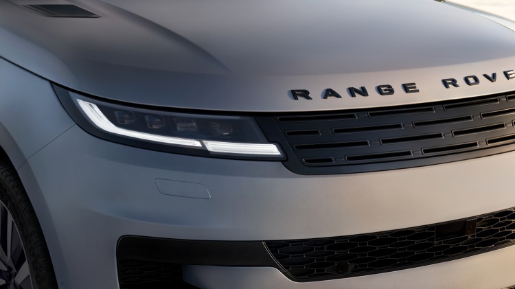 batch_RRS_Electric_27MYE_Detail_Badging_01_300926 RANGE ROVER SPORT ELECTRIC: พลังไฟฟ้าที่ปลุกทุกสัมผัสแห่งการขับขี่