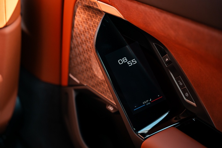 batch_The-All-New-BMW-i7-50-xDrive-M-Sport-40 บีเอ็มดับเบิลยู ประเทศไทย จัดนิทรรศการ “Driven by Dedication” ผสานศิลปะเข้ากับความหรูหราแห่งอนาคต ใน New Series 7