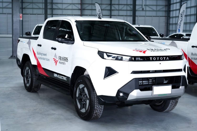 batch_YOT-1 เฟรเซอร์ส พร็อพเพอร์ตี้ ประเทศไทย มั่นใจ เลือก Hilux Travo-e หนุนแผนลดการปล่อยก๊าซเรือนกระจกจากการดำเนินงานรับมอบรถยนต์พลังงานทางเลือกจากโตโยต้า 17 คัน
