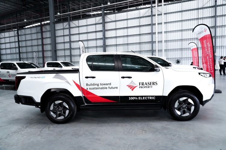 batch_YOT-9 เฟรเซอร์ส พร็อพเพอร์ตี้ ประเทศไทย มั่นใจ เลือก Hilux Travo-e หนุนแผนลดการปล่อยก๊าซเรือนกระจกจากการดำเนินงานรับมอบรถยนต์พลังงานทางเลือกจากโตโยต้า 17 คัน